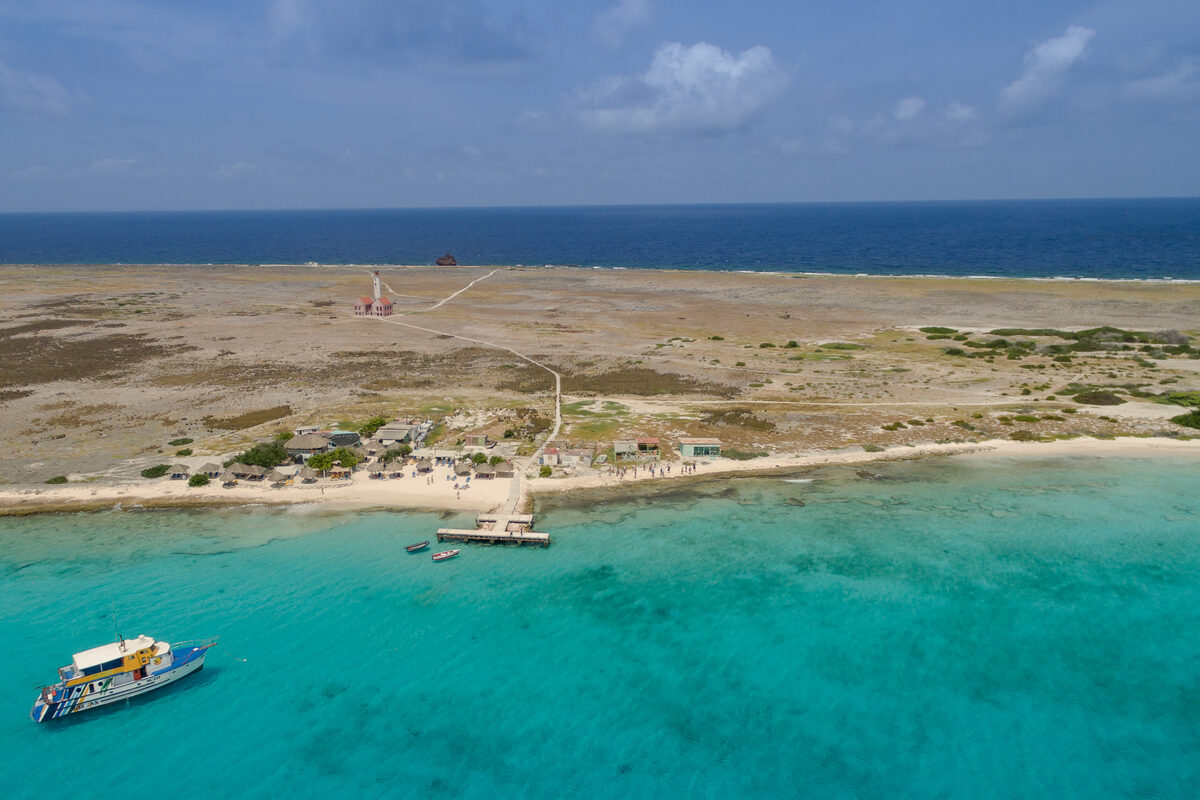 Klein Curaçao — pristine uninhabited island beach with endless white sand